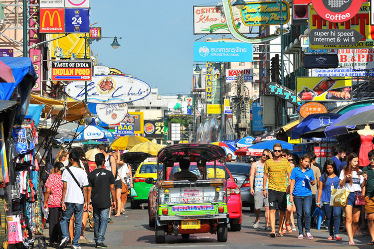 Khao San Road, rua com maior concentração de mochileiros da terra Khao San Road, rua com maior concentração de mochileiros da terra