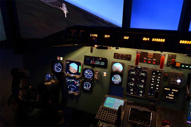 Cabine simulada do Boeing 737 em Banguecoque - Tailândia Cabine simulada do Boeing 737 em Banguecoque - Viagem em família Tailândia
