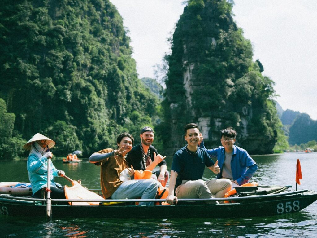 Los turistas dan un paseo en barco en Trang An.