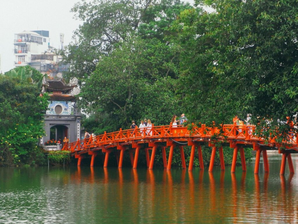 El puente Thê Húc, de color rojo bermellón, conduce al templo Ngọc Sơn, Hanoi.