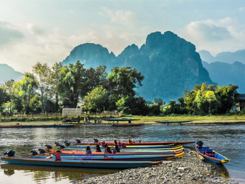 Barcas de colores a orillas del río Nam Song, en Vang Vieng, Laos