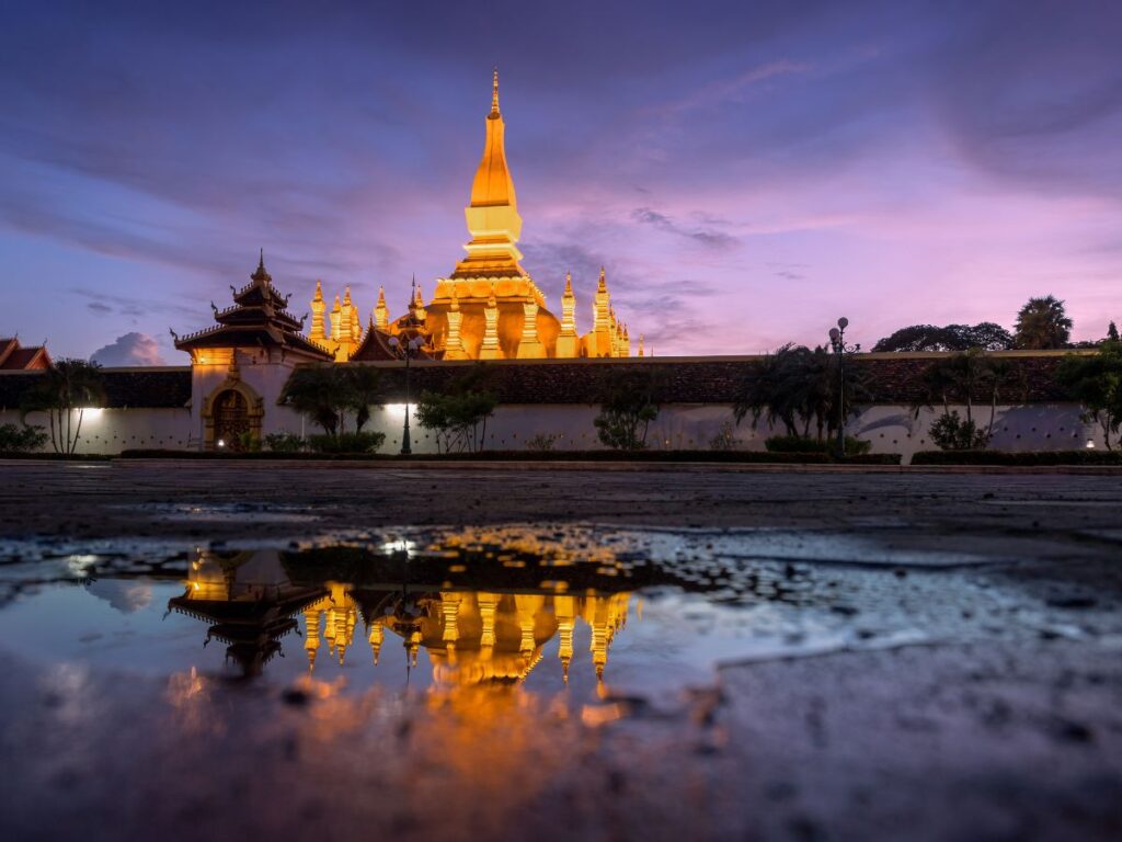 La magia del anochecer en Pha That Luang, Vientián