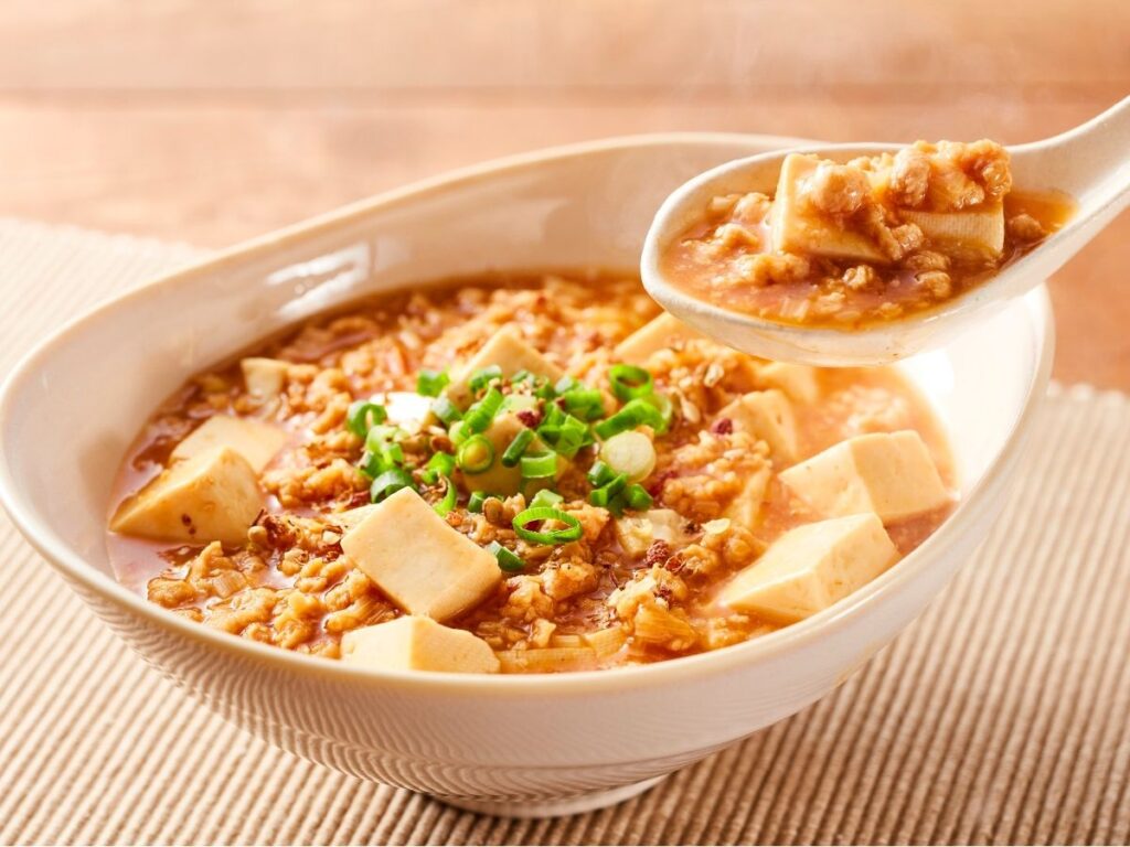 Cuenco de tofu con carne picada y cebollino