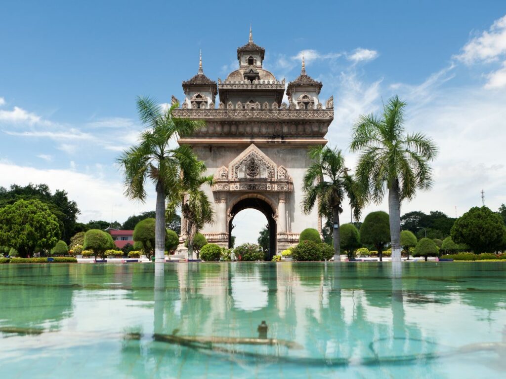 Patuxai, el Arco del Triunfo de Vientián, en plena temporada de lluvias