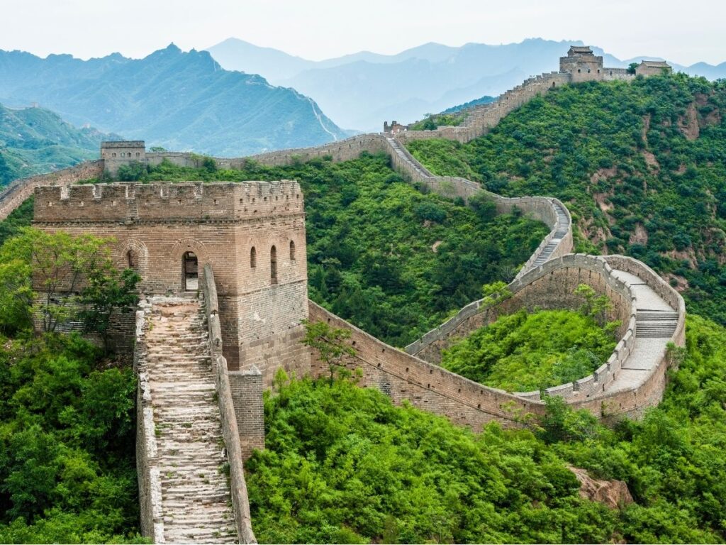 La Gran Muralla China serpenteando entre montañas verdes