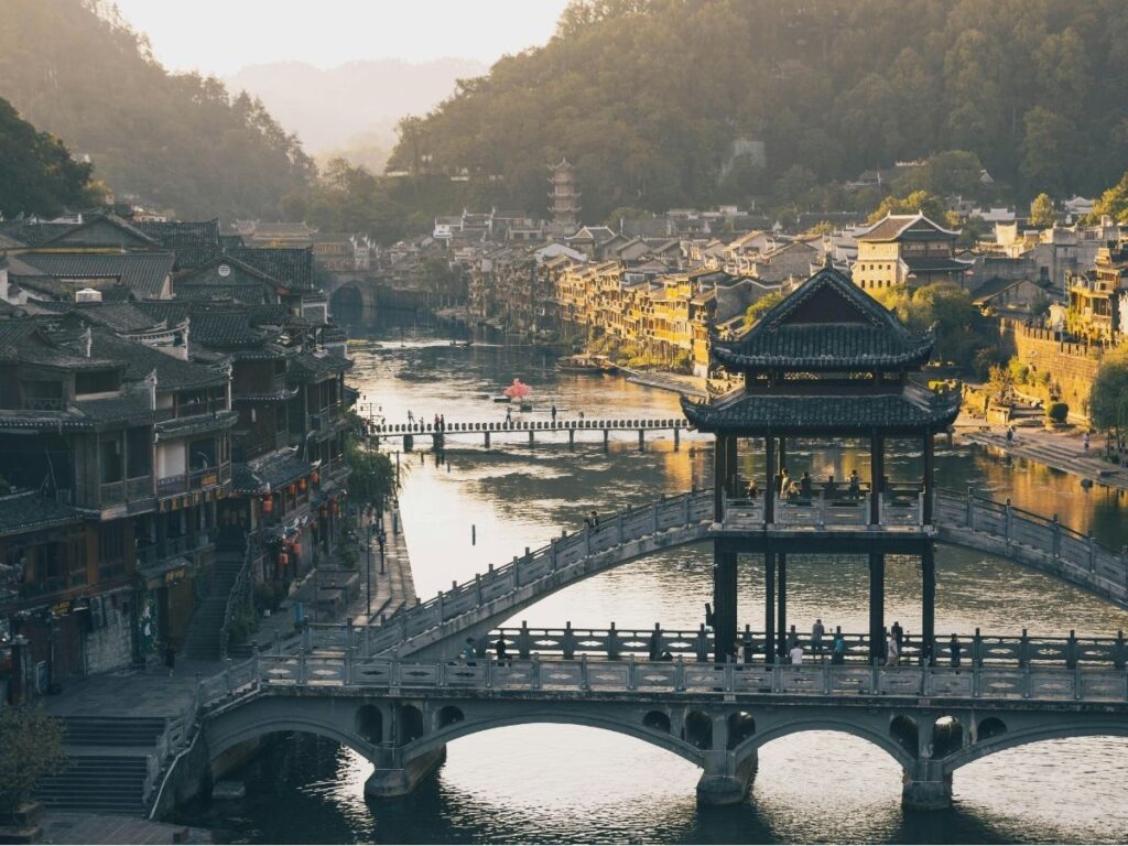 Puentes y casas de madera en Fenghuang, Hunan