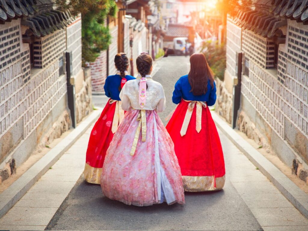 Vestirse con un hanbok y pasear por las callejuelas de un barrio tradicional de Seúl