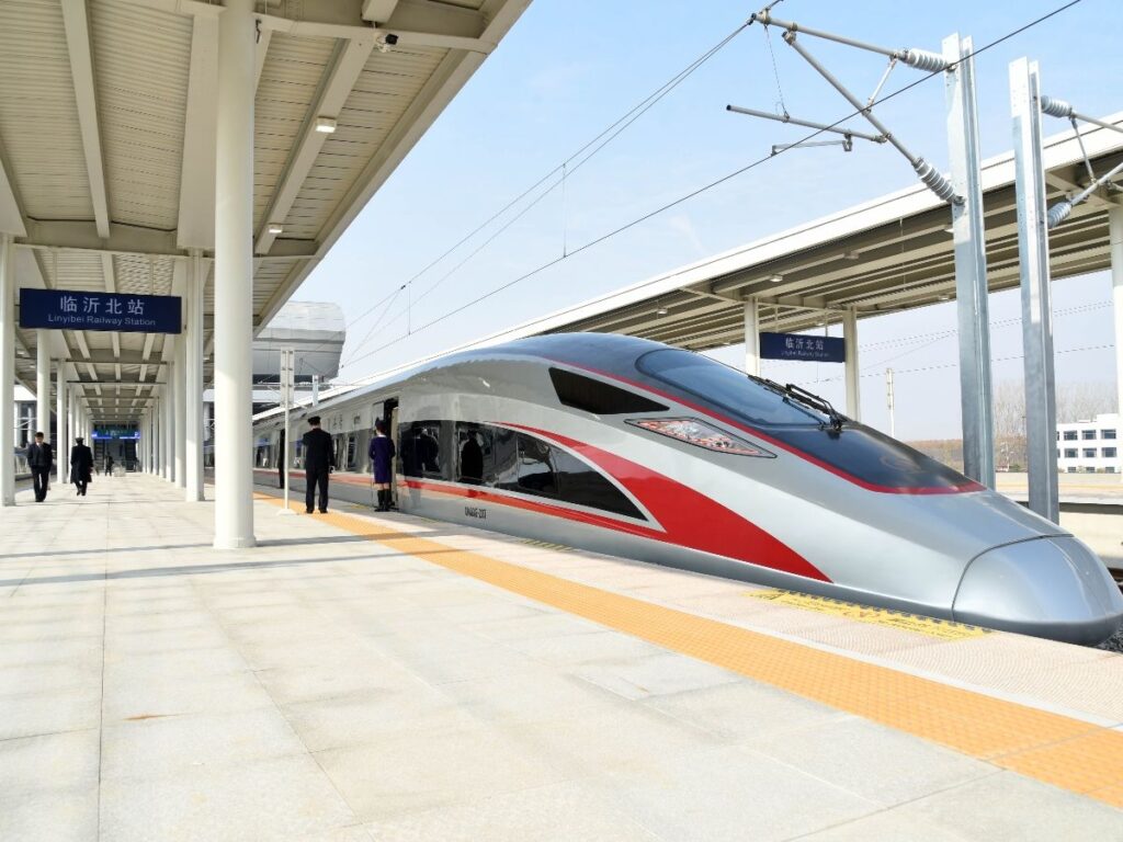 Tren de alta velocidad chino detenido en una estación
