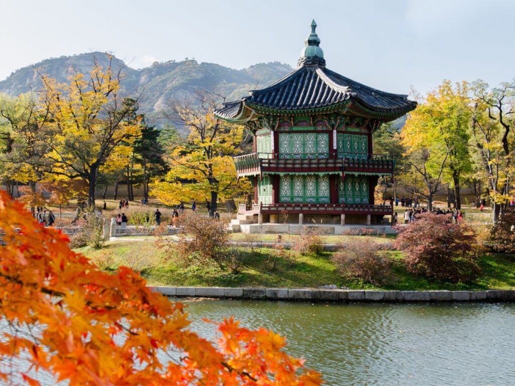 El pabellón Hyangwonjeong rodeado de colores otoñales en el palacio de Gyeongbokgung, Seúl
