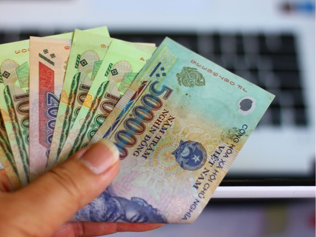 Billetes de dong vietnamita en la mano