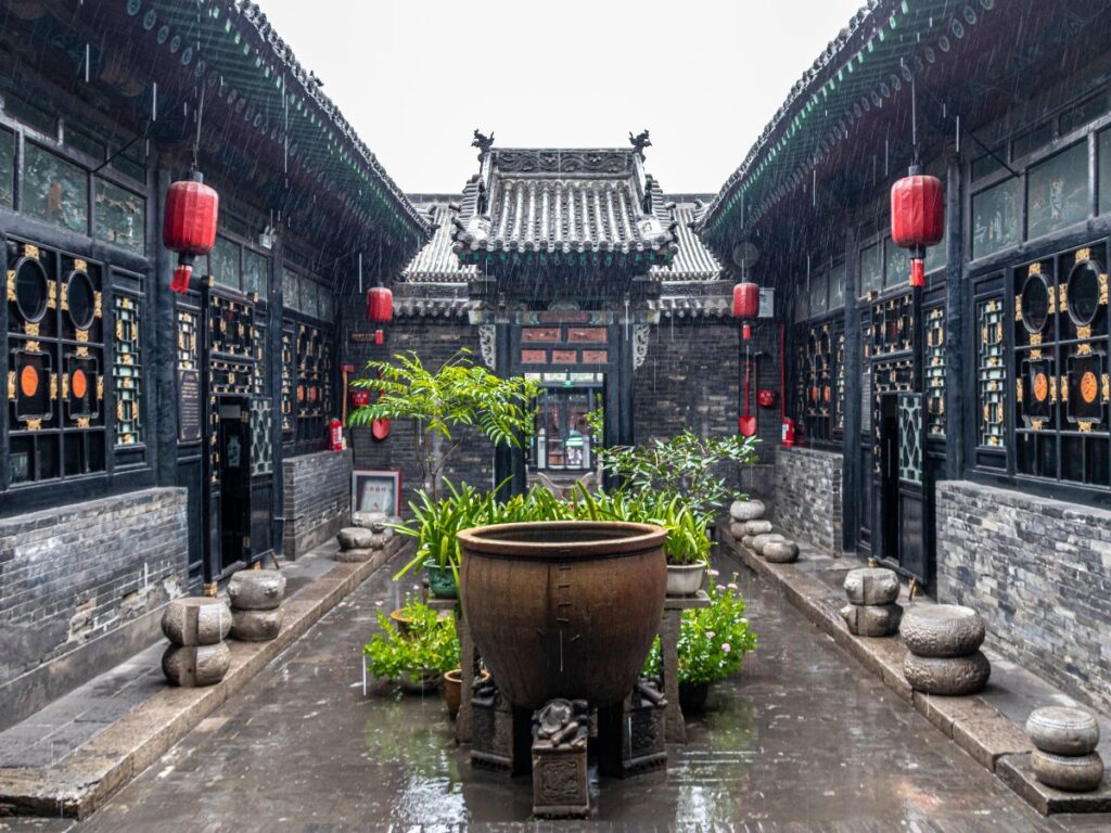 Patio tradicional bajo la lluvia en la ciudad antigua de Pingyao