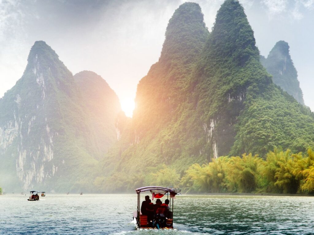 Navegando entre montañas kársticas por el río Li, en Guilin