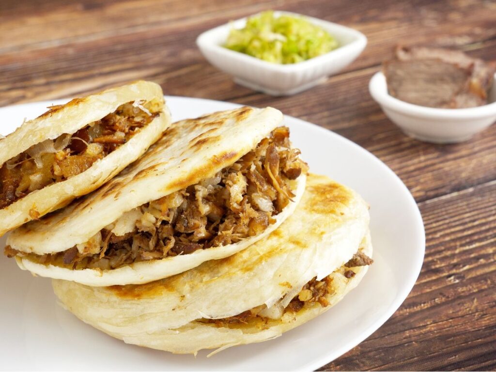 Roujiamo, bocadillo chino de pan crujiente relleno de carne desmenuzada