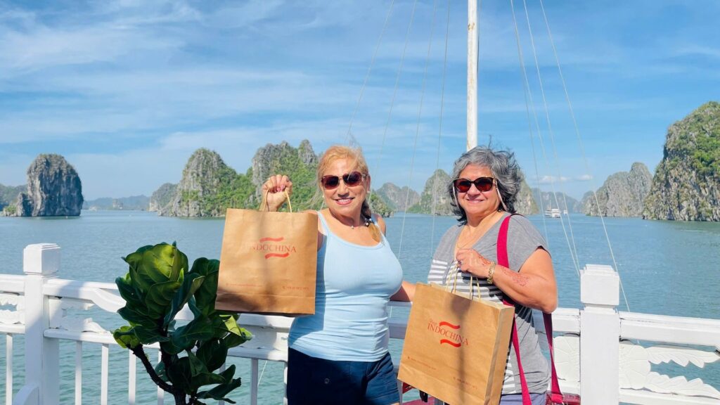 Clientes de Viajeindochina a bordo de un crucero en la bahía de Ha Long