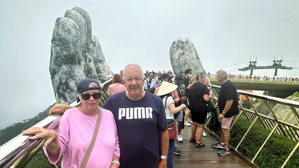 Clientes de Viajeindochina en el Puente Dorado de Ba Na Hills, Da Nang