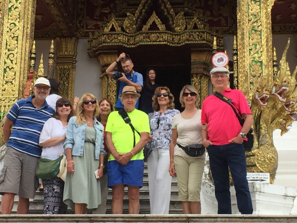 Clientes de Viajeindochina en Haw Pha Bang, el templo dorado del Palacio Real de Luang Prabang