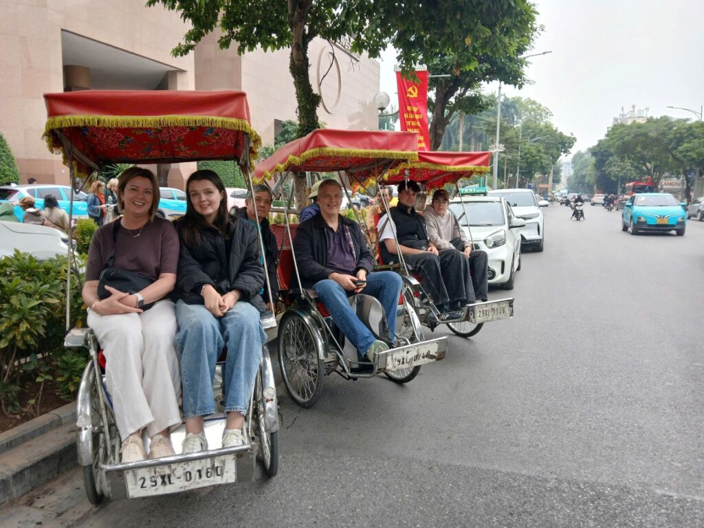 Cliente da Viajeindochina vivendo a experiência de um passeio de ciclo pelo lago Hoàn Kiếm.