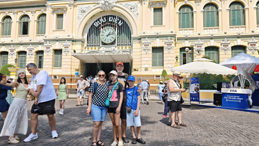 Cliente de Viajeindochina en la Oficina Central de Correos de Ciudad Ho Chi Minh