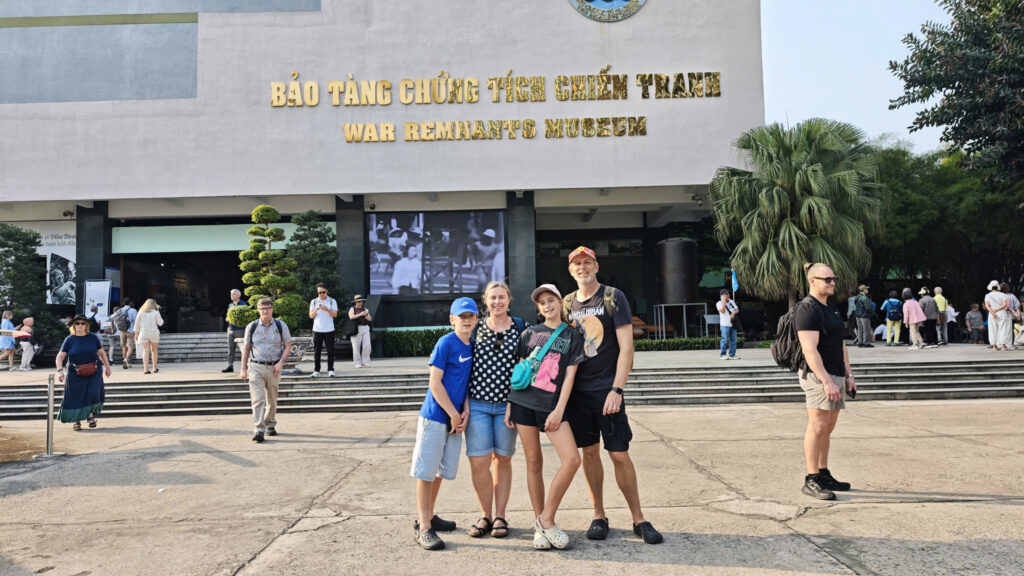 Clientes de Viajeindochina visitando el Museo de los Vestigios de la Guerra, en Ciudad Ho Chi Minh