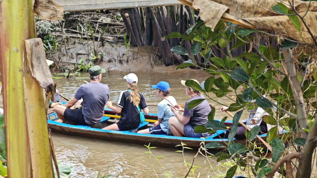Clientes de Viajeindochina disfrutando de un paseo en barca por el río Mekong