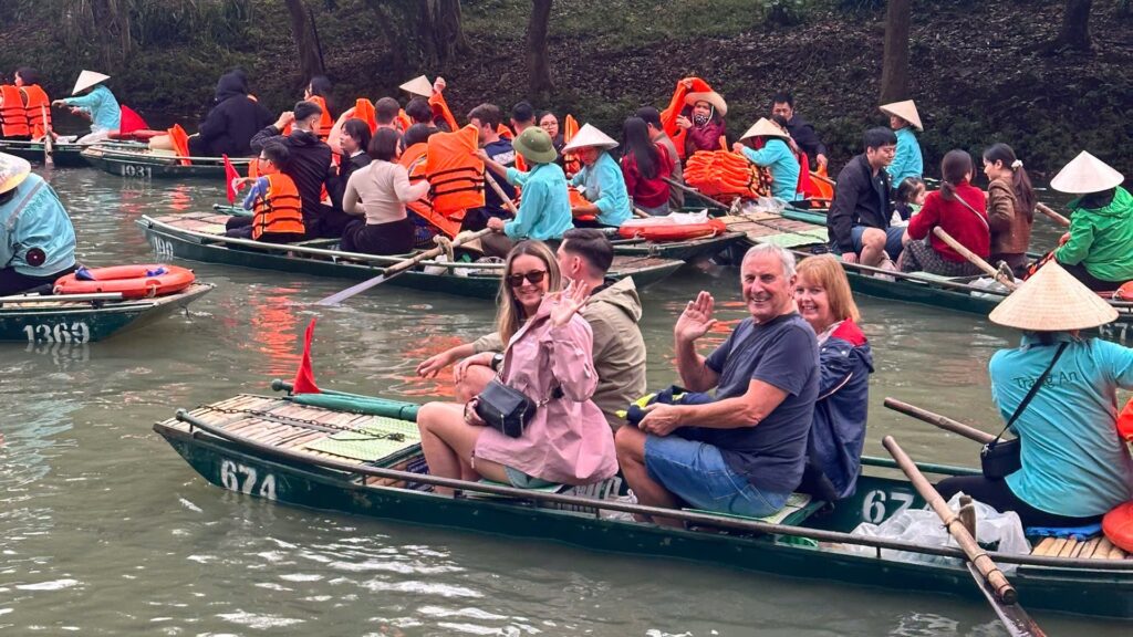 Clientes de Viajeindochina en un paseo en barca por Tràng An (Ninh Bình)